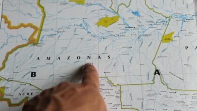 person pointing at the amazonia state on a map